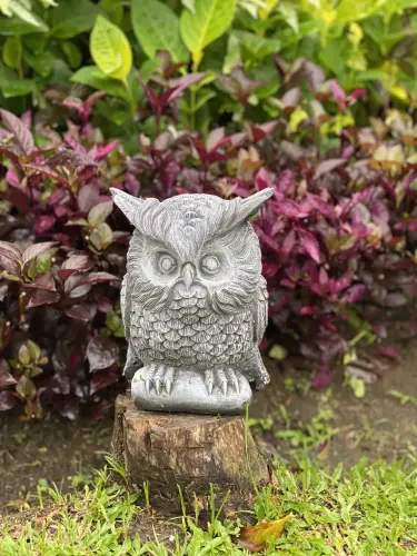 Product image of the product “Esme - Owl, on a pedestal, 26cm H | cast stone ”