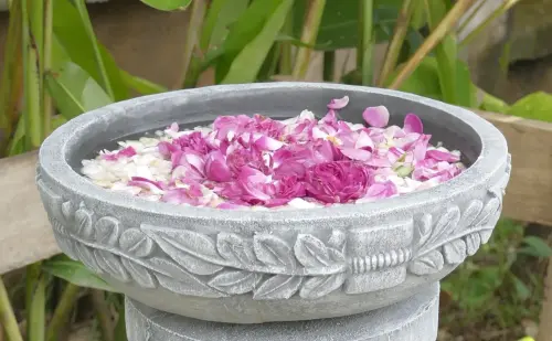 Product image of the product “Medan - Bowl with leaf motive, Ø 29 cm | cast stone ”