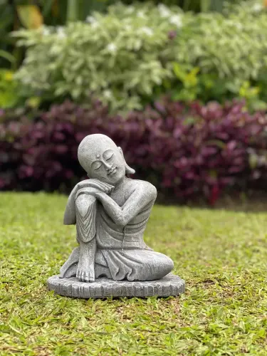 Product image of the product “Amar - Buddha relax - right knee up. 24cm H | cast stone ”