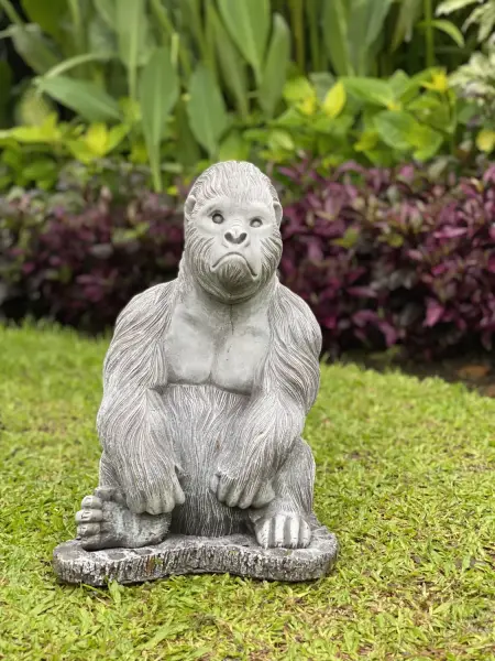 Product image 1 of the product “Barney - Gorilla seated on a base, 43 cm H | cast stone ”