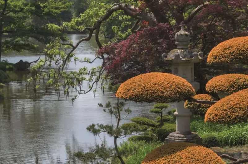 Product image 1 of the product “Japanese garden lantern. Stone cast, handcrafted & coloured, sizes 80cm and 120cm, Antique finish ”