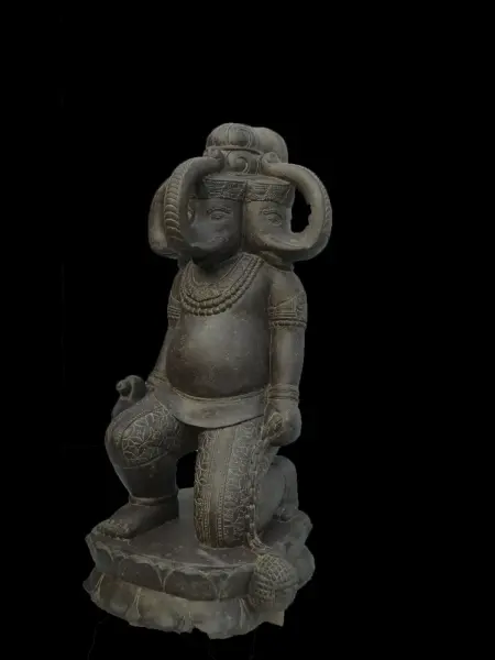 Product image 1 of the product “Kneeling Ganesha with 3 heads ”