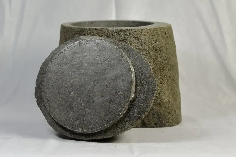 Product image 2 of the product “Stone vessel with lid - in the sizes from 0.75 to 2.5ltr ”