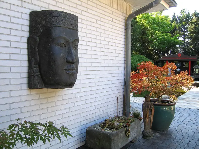 Product image 3 of the product “Khmer-head as water feature, 84cm height, cast stone, hollow, handcrafted & coloured 85 cm”