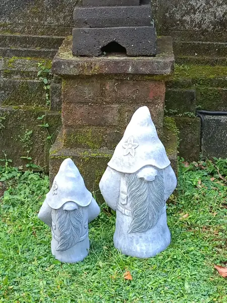 Product image 5 of the product “Gwydion - Small Standing Wizard, 30cm H | cast stone ”